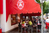 Vor dem Café gibt es genügend Sitzgelegenheiten, um den leckeren Kuchen zu genießen. • © alpintreff.de - Christian Schön